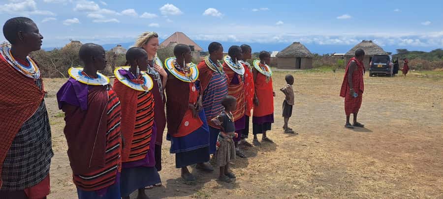 Arusha: Maasai Village Tour - Sun, souvenirs, and other small realities