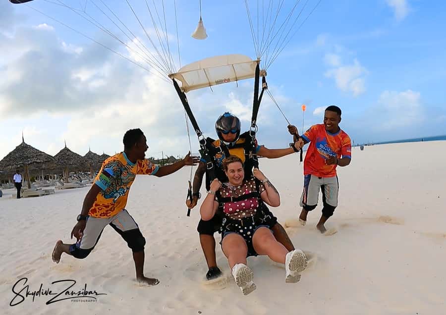 Kendwa: Tandem Skydive in Zanzibar - The short briefing and tandem setup