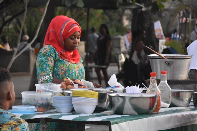 Stone Town Evening Walk Tour With Visit Food Markets - What the guide adds to the meal