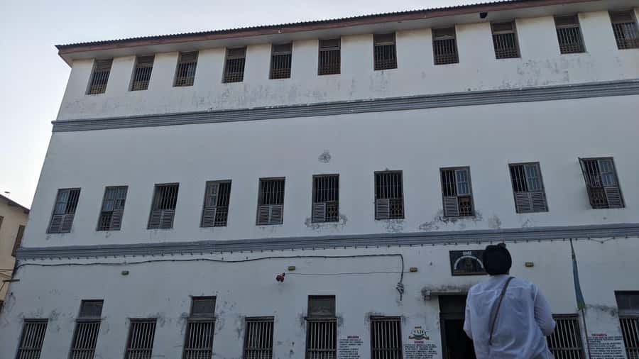 Stone Town's Hidden History: Private Guided Walking Tour - Zanzibar doors and the Hamamni Baths