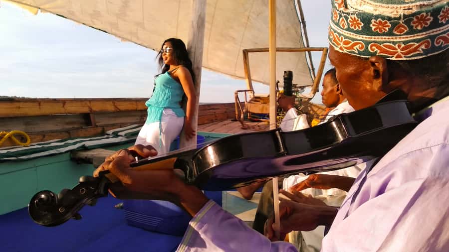 Zanzibar: Prison Island Tour with Lunch on the Sandbank - Lunch on the island sandbank