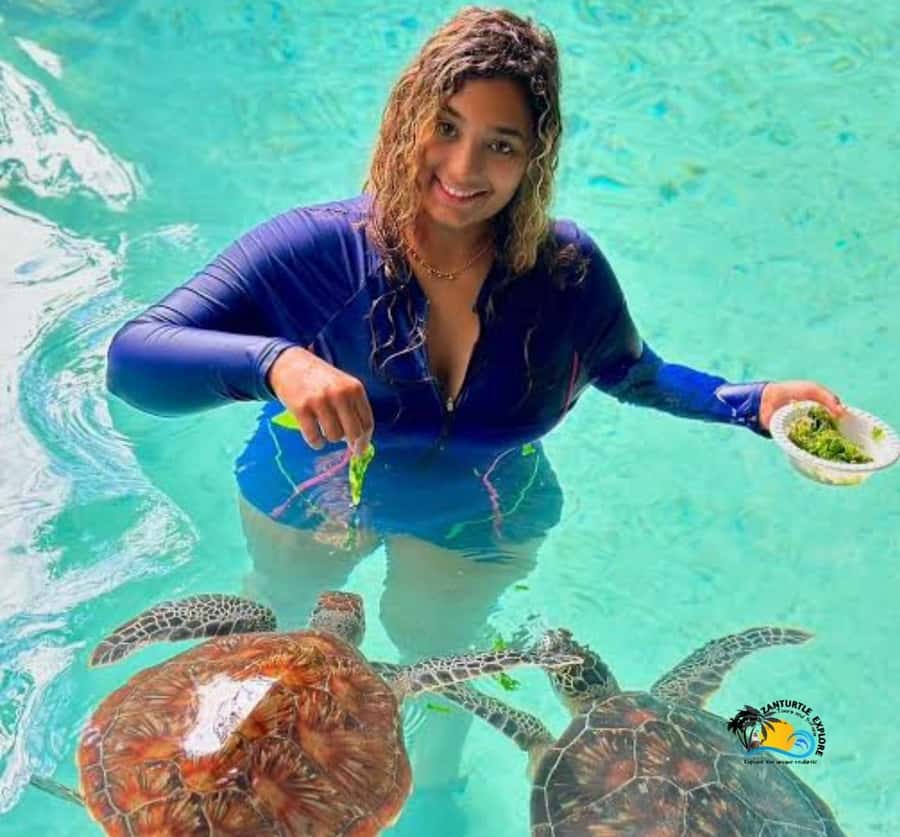 Zanzibar: Swimming with Turtles at Salaam Cave Aquarium - The crowd issue inside a small cave